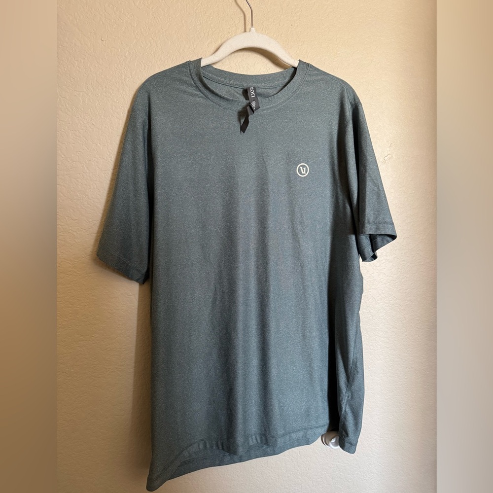 Vuori Short Sleeve‎ Uluwatu 2.0 Water Tee Shirt Size L Heathered Green
